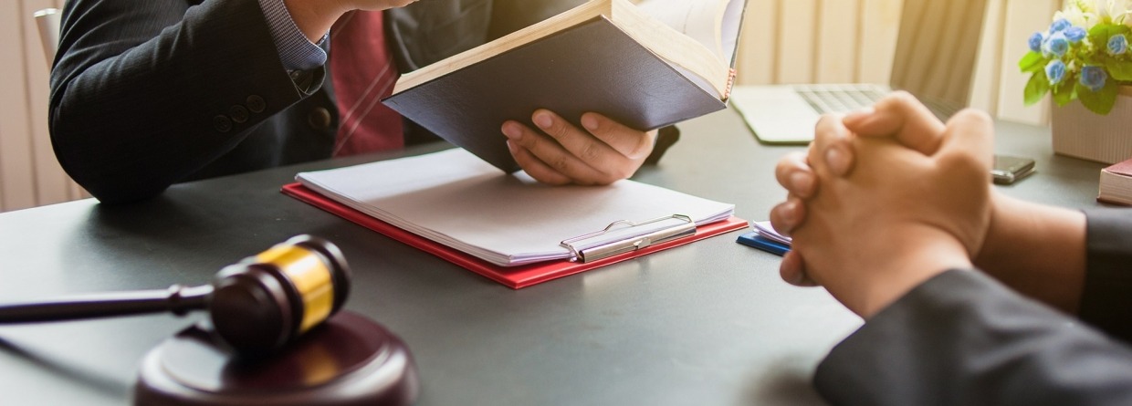 Advocaat verleent juridisch advies aan cliënten. Juridische planning